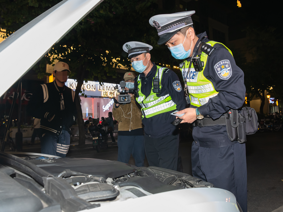 交警在查处非法改装车。通讯员供图