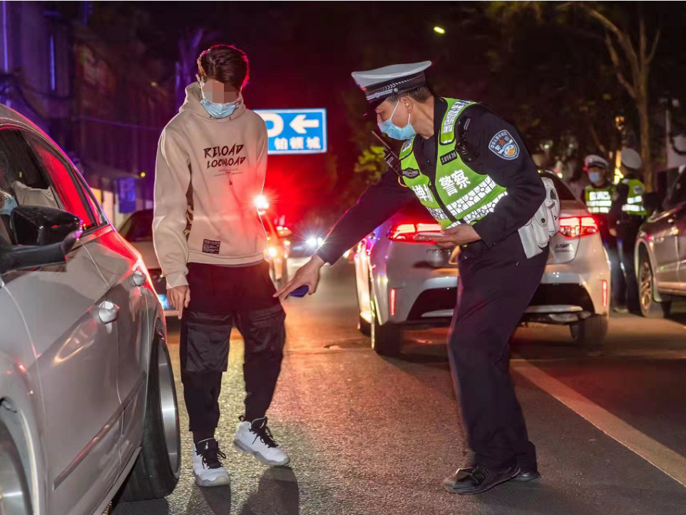 交警在查处非法改装车。通讯员供图
